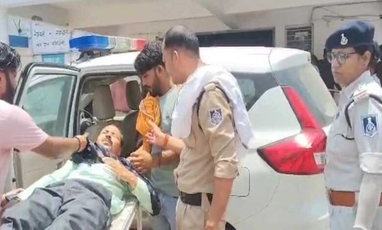 महिला अधिकारी ममता तिवारी ने हाईवे पर एक व्यक्ति घायल अवस्था में देखा तो निभाया मानवता का फर्ज, पहुंचाया अस्पताल 1 KSHITITECH 12A 141 1 KSHITITECH