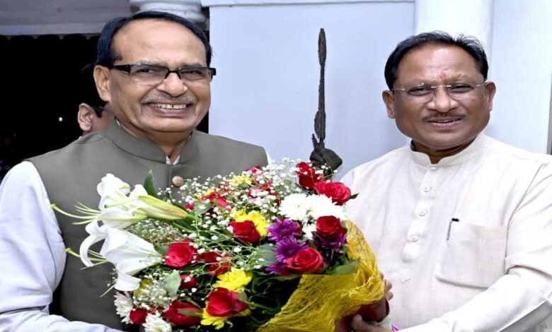 मुख्यमंत्री साय ने केंद्रीय मंत्री चौहान का छत्तीसगढ़ में स्वागत करते हुए, बस्तर आर्ट का प्रतीक चिन्ह व शॉल भेंट किया 1 KSHITITECH 13A 19 KSHITITECH