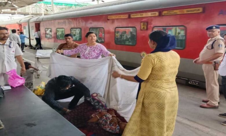 जबलपुर स्टेशन पर गूंजी किलकारी, खड़ी रही संघमित्रा एक्सप्रेस; ताली बजाकर हुआ बच्चे का स्वागत 1 KSHITITECH 13A 45 KSHITITECH