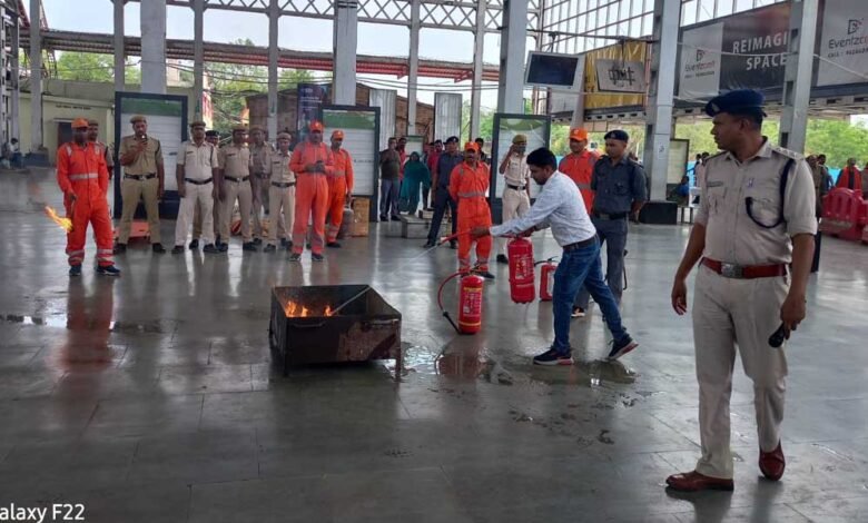 फायर ऑफिसर के नेतृत्व में फायर मॉक ड्रिल का आयोजन किया गया 1 KSHITITECH 14A 112 KSHITITECH