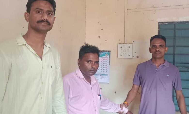 रतलाम में लोकायुक्त ने पटवारी संघ के अध्यक्ष को रिश्वत लेते पकड़ा 1 KSHITITECH 14A 117 KSHITITECH