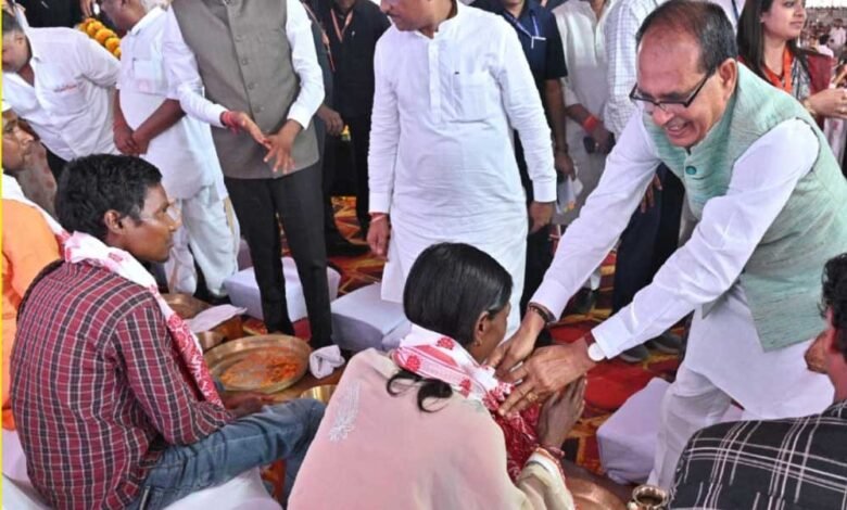 केंद्रीय मंत्री शिवराज सिंह, मुख्यमंत्री विष्णु देव साय और अन्य मंत्रियों ने पीएम आवास के हितग्राहियों के पाँव पखारे 1 KSHITITECH 14A 12 KSHITITECH