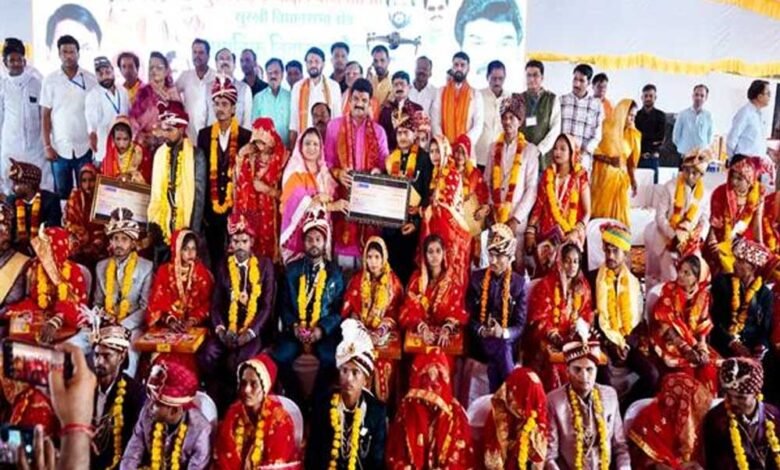 परिणय सूत्र में बंधे 750 नवयुगल, पुष्प वर्षा कर सपत्नीक मंत्री राजपूत ने दी बधाई और शुभकामनाएं 1 KSHITITECH 14A 4 1 KSHITITECH