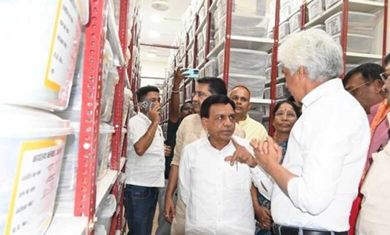 उप मुख्यमंत्री देवड़ा ने जबलपुर में किया राजस्व अभिलेखागार का अवलोकन 1 KSHITITECH 15A 107 KSHITITECH