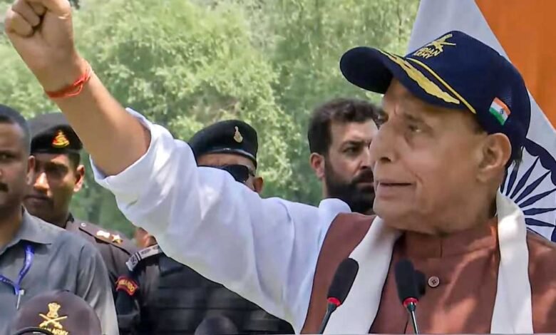 गुजरात: ‘ये सिंदूर सौंदर्य नहीं, साहस का प्रतीक’, भुज एयरबेस से बोले राजनाथ 1 KSHITITECH 16A 67 KSHITITECH
