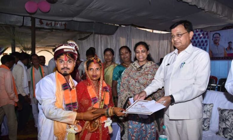 प्रभारी मंत्री देवांगन सहित जनप्रतिनिधियों ने नवदंपतियों को दिया आशीर्वाद 1 Console Corptech Pradakshina Consulting Pvt Ltd 16A 72 Console Corptech Pradakshina Consulting Pvt Ltd