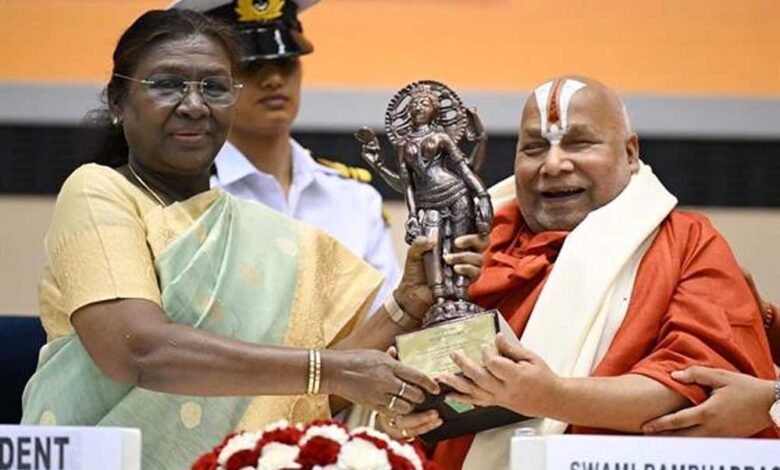 उप मुख्यमंत्री शुक्ल ने जगद्गुरु रामभद्राचार्य महाराज को ‘ज्ञानपीठ पुरस्कार-2023’ से सम्मानित किए जाने पर दी हार्दिक बधाई 1 KSHITITECH 17A 103 1 KSHITITECH