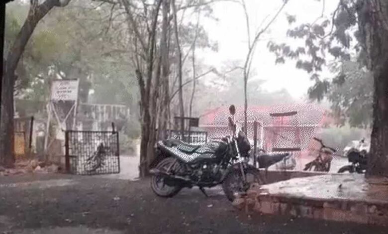 मध्यप्रदेश में आज भी आंधी-बारिश का दौर जारी, महू में घरों की टिन उड़ी 1 KSHITITECH 19A 144 KSHITITECH