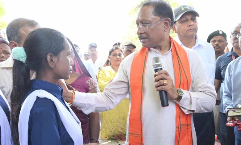बैगा समुदाय की बिटिया अच्छे अंक लाने पर मुख्यमंत्री साय ने किया सम्मानित 1 KSHITITECH 2 120 KSHITITECH