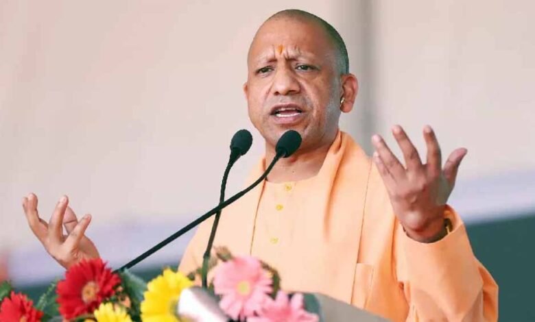 राज्यपाल आनंदी बेन पटेल के जीवन पर आधारित पुस्तक के लेखकों को सीएम योगी ने दी बधाई 1 KSHITITECH 2 13 KSHITITECH