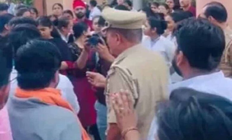 कॉलेज के फरमान से मचा बवाल, तिलक मिटाने, कलावा खोलने और दाढ़ी काटने को कहा 1 KSHITITECH 2 131 KSHITITECH