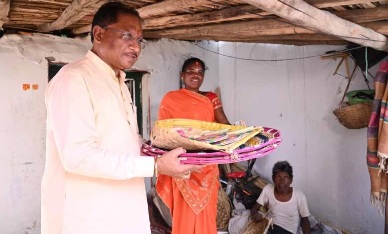 कुलेश्वरी कमार से मुख्यमंत्री साय ने परिवार में शादी के लिए खरीदा पर्रा, धुकना और सुपा 1 KSHITITECH 2 151 KSHITITECH