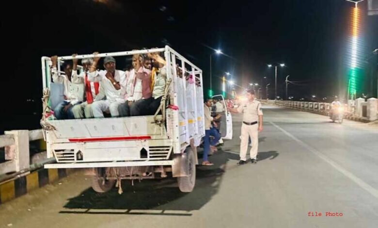 खरोरा हादसे के बाद जगा प्रशासन, वाहनों में अवैध रूप से सवारियां ढोने पर की कार्रवाई 1 KSHITITECH 2 238 KSHITITECH
