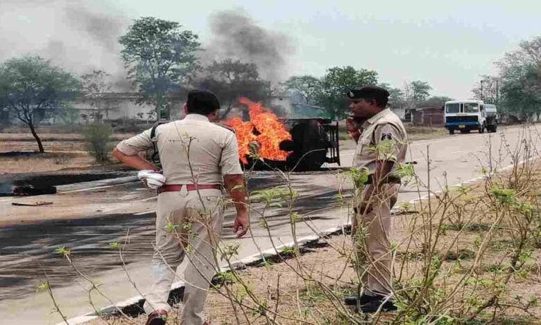 डीजल टैंकर अनियंत्रित होकर पलटा, लगी आग, ड्राइवर और हेल्पर घायल 1 KSHITITECH 2 280 KSHITITECH