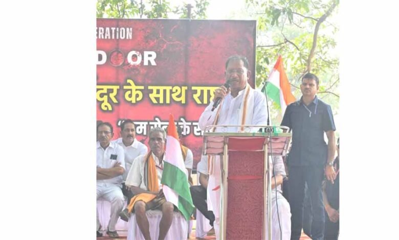 मुख्यमंत्री साय के साथ जनप्रतिनिधि और बड़ी संख्या में आम नागरिक हाथ में तिरंगा लेकर यात्रा में शामिल हुए 1 KSHITITECH 2 298 KSHITITECH