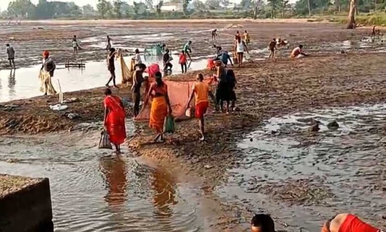 कनहर नदी में बना एनिकट का गेट खुलने से बहा नदी का पानी, जल संकट की आशंका 1 KSHITITECH 2 321 KSHITITECH