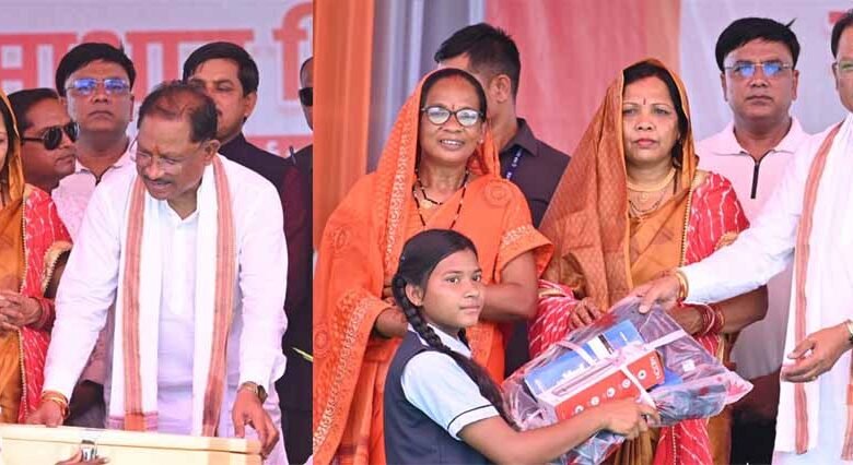 सीएम साय पहुंचे दोकड़ा गांव, बोर्ड टॉपर्स का किया सम्मान, पीएम आवास के हितग्राहियों को सौंपी चाबी 1 KSHITITECH 2 342 KSHITITECH