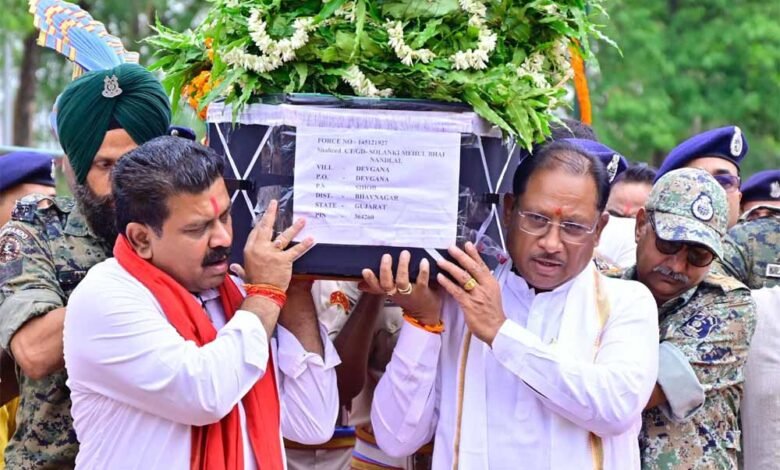 मुख्यमंत्री साय ने शहीद मेहुल भाई के पार्थिव शरीर को कंधा देकर दी अंतिम विदाई 1 KSHITITECH 2 361 KSHITITECH