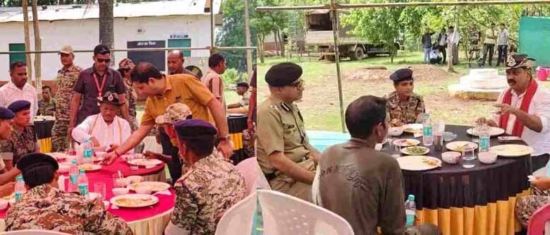 DRG के जवानों के साथ बैठकर सीएम साय और गृहमंत्री ने किया भोजन 1 KSHITITECH 2 367 KSHITITECH