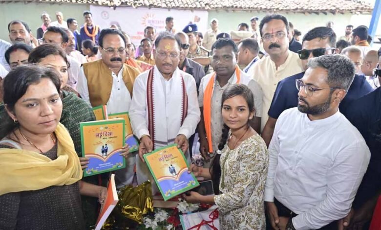 बच्चों से आत्मीयता से मिले, आंगनबाड़ी की व्यवस्थाओं का लिया जायजा 1 KSHITITECH 2 453 KSHITITECH