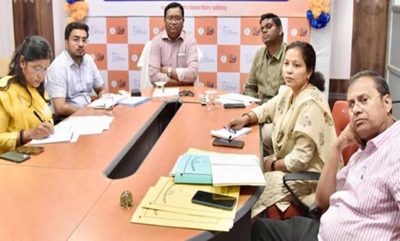 जगदलपुर : कमिश्नर बस्तर श्री डोमन सिंह ने बस्तर एवं तोकापाल ब्लॉक के स्कूलों में समर कैंप का लिया जायजा 1 KSHITITECH 20A 155 KSHITITECH
