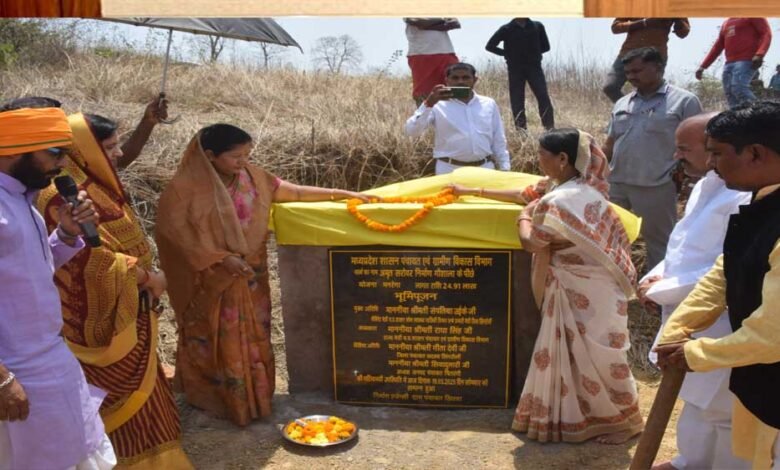 मंत्री श्रीमती उइके ने सिंगरौली जिले में 24 लाख के अमृत सरोवर का किया भूमि-पूजन 1 KSHITITECH 20A 17 KSHITITECH