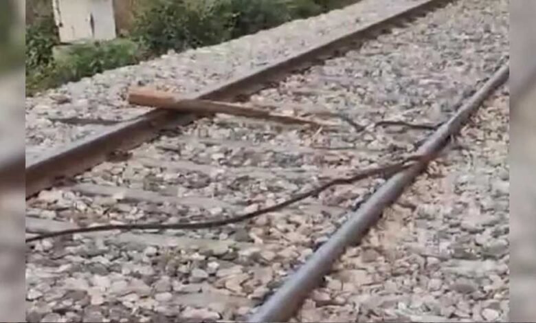 हरदोई में दो ट्रेन पलटाने की साजिश!, काठ गोदाम एक्सप्रेस और राजधानी के सामने रेलवे ट्रैक पर रखा लकड़ी का बड़ा टुकड़ा 1 KSHITITECH 20A 37 KSHITITECH