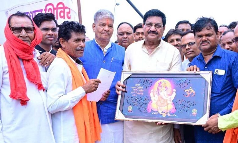 मंत्री बघेल ने कहा सुशासन तिहार अंतर्गत लगाये गए तीसरे चरण के समाधान शिविर में आवेदनों का निराकरण किया गया 1 KSHITITECH 21A 12 1 KSHITITECH