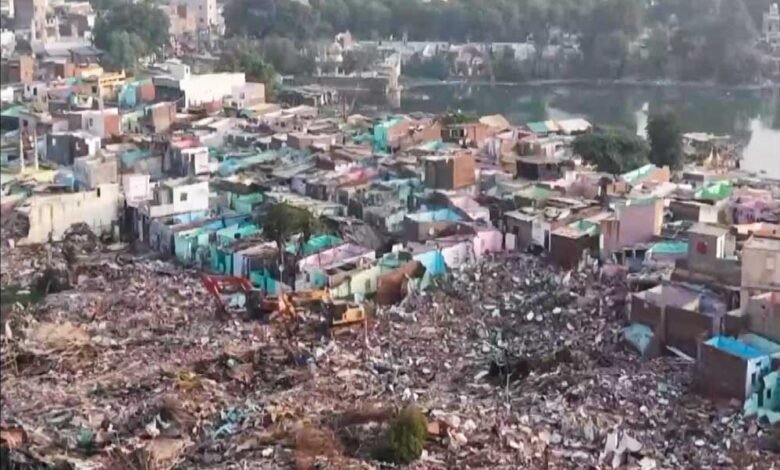 प्रशासन ने एक ही दिन में पत्थर-पत्थर कर डाले 8500 घर, गुजरात में 50 बुलडोजरों का कहर 1 KSHITITECH 21A 20 KSHITITECH