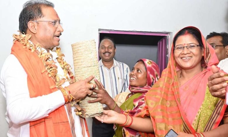 परिवार ने पारंपरिक रीति रिवाज और सरई फूल की माला से मुख्यमंत्री का किया स्वागत 1 KSHITITECH 22A 13 KSHITITECH