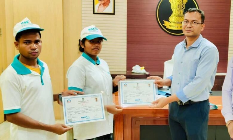 रायपुर : 24 आत्मसमर्पित नक्सलियों को कृषि उद्यमी प्रमाण पत्र वितरित 1 KSHITITECH 24A 12 KSHITITECH