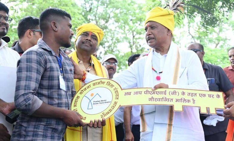 CM ने न केवल ग्रामीणों की समस्याएं सुनीं, एक करोड़ रुपये से अधिक की सौगातों की घोषणा कर लोगों का दिल जीत लिया 1 KSHITITECH 24A 4 KSHITITECH