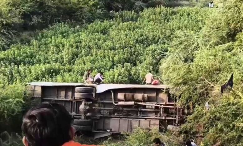 भिंड-इटावा NH 719 पर भीषण दुर्घटना ,अनियंत्रित होकर खाई में गिरी बस, कई यात्री घायल 1 KSHITITECH 24A 69 1 KSHITITECH