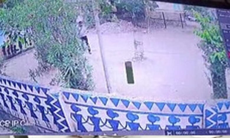 नेहरू पार्क में ताला बंद कर नगर पालिका कर्मचारी ने की अश्लील हरकतें, हिंदू संगठन ने किया हल्ला 1 KSHITITECH 26A 46 1 KSHITITECH