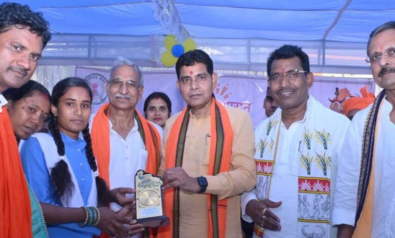 राजस्व मंत्री वर्मा ने निर्माण कार्यों के लिए 45 लाख रूपए तथा तीन ब्लॉक के लिए कबड्डी मेट देने की हुई घोषणा 1 KSHITITECH 27A 42 1 KSHITITECH