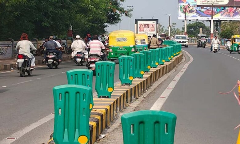 इंदौर के 60 साल पुराने शास्त्री ब्रिज पर फिर नया प्रयोग, सीमेंट के बेस पर अब प्लास्टिक के डिवाइडर लगाए 1 KSHITITECH 28A 65 1 KSHITITECH