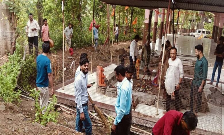 जल गंगा संवर्धन अभियान अंतर्गत वझर हनुमान मंदिर प्रांगड़ में की गई साफ सफाई 1 KSHITITECH 28A 9 KSHITITECH
