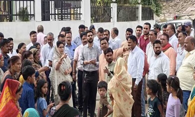 राज्यमंत्री श्रीमती गौर ने गोविंदपुरा क्षेत्र की बस्तियों में भ्रमण कर रहवासियों की समस्याएं सुनीं 1 KSHITITECH 2A 118 1 KSHITITECH