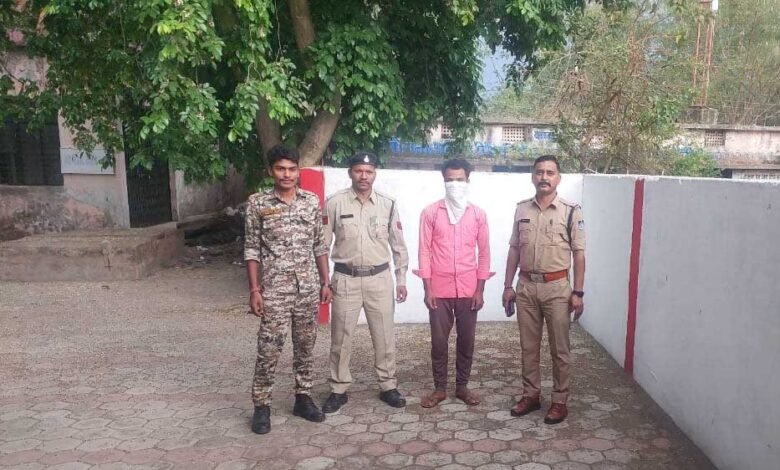 चौकी विक्रमपुर पुलिस ने 2 साल पुराने वसूली प्रकरण के फरार स्थाई वांरटी रतन सिंह पट्टा को कस्बा समनापुर से किया गिरफ्तार 1 KSHITITECH 2A 31 KSHITITECH