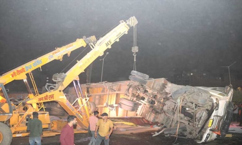 इंदौर में बाइक को टक्कर मार दूसरी लेन में कार पर पलटा ट्राला,कार सवार महिला की मौत,बाइक सवार का शव टुकड़ों में मिला 1 KSHITITECH 3A 41 KSHITITECH