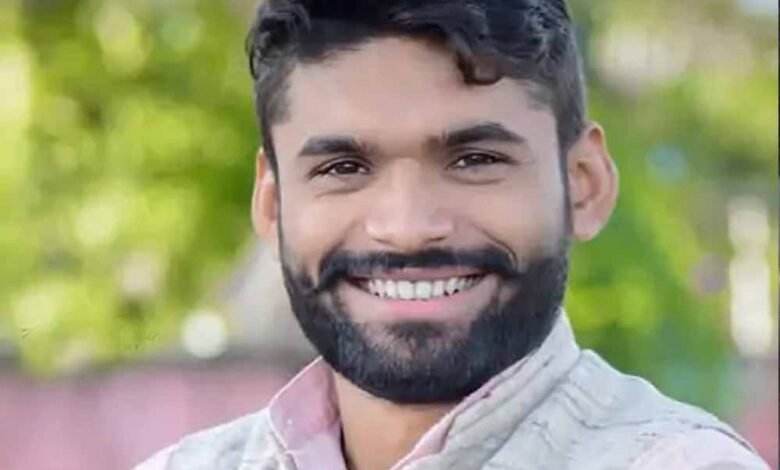 सतना में हत्या महादेव मोहल्ले में जमीन विवाद में शुभम साहू पर लाठी-डंडों से हमला 1 KSHITITECH 5A42 1 KSHITITECH