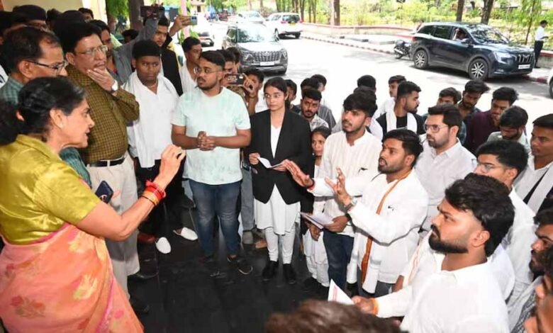 एग्जाम में रानी दुर्गावती की समाधि को बना दिया मकबरा, मच गया बवाल, ABVP ने किया प्रदर्शन 1 KSHITITECH 6A 1 1 KSHITITECH