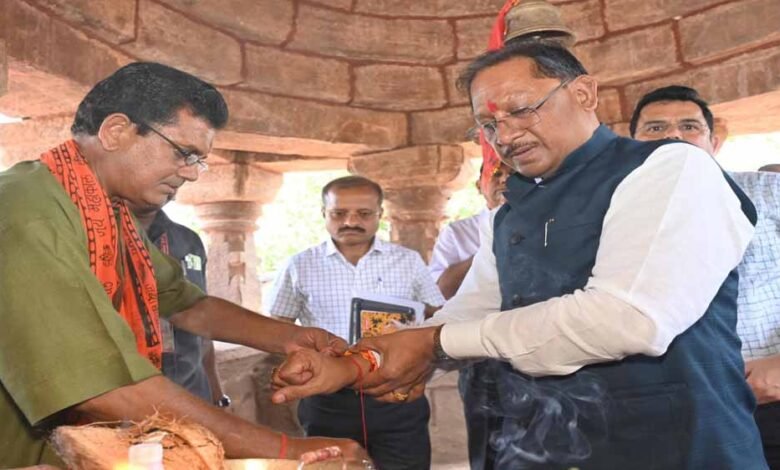 कवर्धा के फणिनागवंशी राजाओं द्वारा नागर शैली में निर्मित हैं मुख्यमंत्री ने शिवमंदिर, शिव व हनुमान मंदिर के किए दर्शन 1 KSHITITECH 6A 3 KSHITITECH