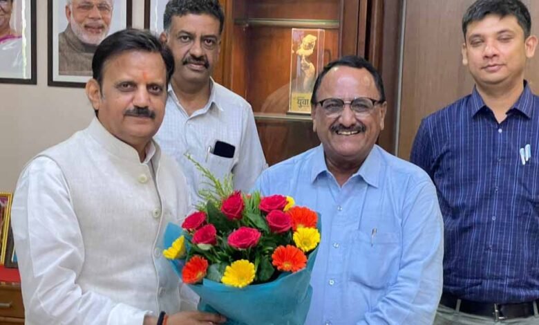 उप मुख्यमंत्री शुक्ल ने मीडिया सलाहकार ताहिर अली को 40वीं वैवाहिक वर्षगाँठ पर दी शुभकामनाएँ 1 KSHITITECH 6A 38 KSHITITECH