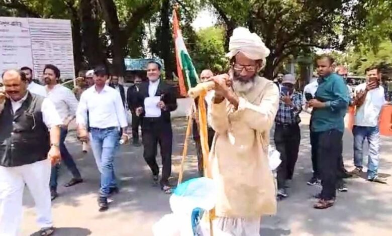 साब आनाज बॉर्डर पर पहुंचा दें…’ कंधे पर अनाज की बोरी लादकर DM ऑफिस पहुंचा किसान, क्या बोले अफसर? 1 KSHITITECH 7A 126 1 KSHITITECH