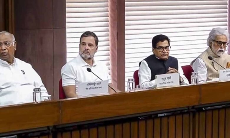 सर्वदलीय बैठक में मल्लिकार्जुन खड़गे ने सरकार से कहा है कि जो काम कर रहे हैं, करते रहिए 1 KSHITITECH 8A 109 KSHITITECH