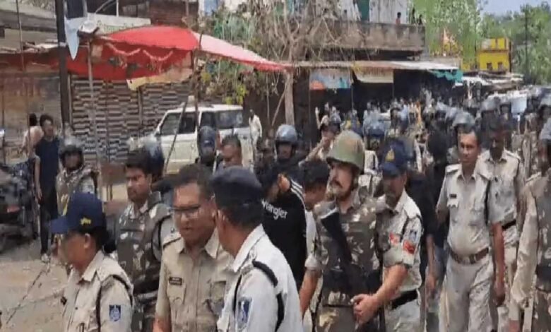 उज्जैन में युवती का अश्लील वीडियो बनाने के आरोप में सात आरोपियों का पुलिस ने जुलूस निकाला 1 KSHITITECH 8A 143 1 KSHITITECH