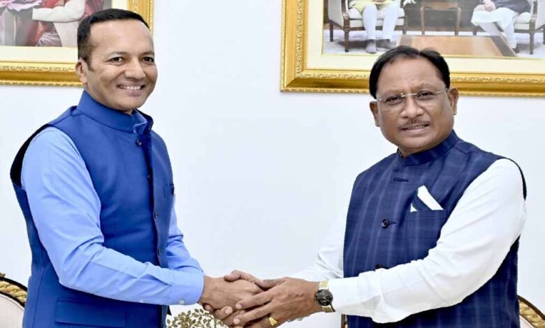 रायपुर : मुख्यमंत्री श्री साय से सांसद श्री नवीन जिंदल ने की सौजन्य मुलाकात 1 KSHITITECH 8A 16 KSHITITECH