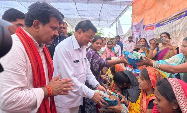 उप मुख्यमंत्री विजय शर्मा और प्रभारी मंत्री लखनलाल देवांगन ने लाभार्थियों से जाना योजनाओं का असर 1 KSHITITECH 8A 28 KSHITITECH