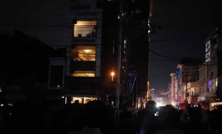 15 मिनट के अंधेरे से 550 मेगावाट मांग कम हो गई, जबलपुर में 82 मेगावाट बिजली की खपत घटी 1 KSHITITECH 8A 57 KSHITITECH